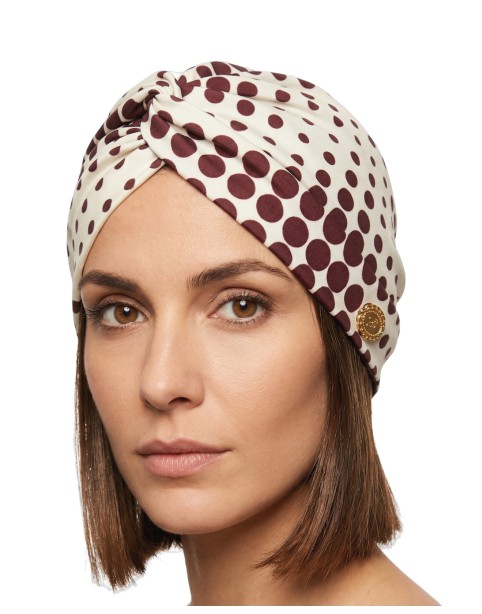 Turbante branco e bolas castanhas