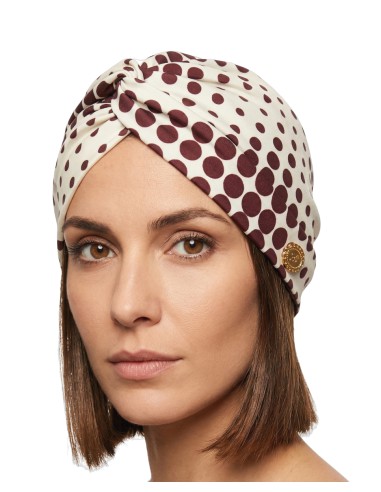 Turbante branco e bolas castanhas